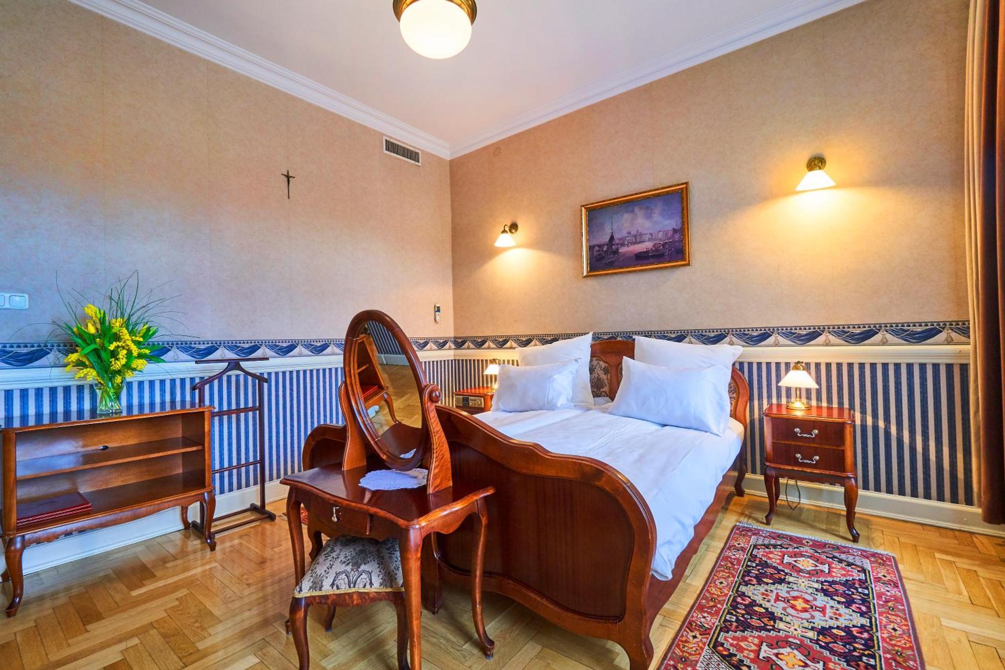 Deluxe Double Room Air-conditioning,1675799378:JPEG